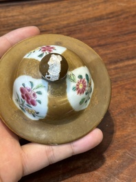 Garniture de cinq vases en porcelaine de Chine famille rose &agrave; d&eacute;cor floral sur fond brun capucin, Qianlong