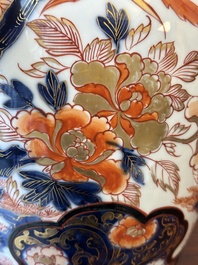 Paire de vases couverts en porcelaine Imari du Japon, Edo, 18/19&egrave;me
