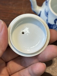 Een Chinese blauw-witte 'Lange Lijzen' theepot met deksel, Chenghua merk, Kangxi