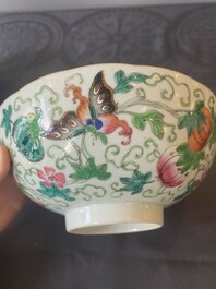 Une paire de bols en porcelaine de Chine famille rose et une assiette de style Dayazhai &agrave; d&eacute;cor de dragon, marque de Jiaqing, 19/20&egrave;me