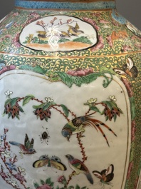 Paire de vases couverts de forme double gourde en porcelaine de Chine famille rose de Canton, 19&egrave;me