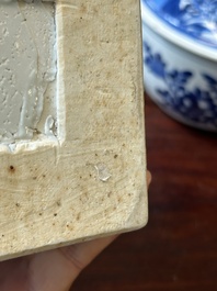 Een Chinese vierkante blauw-witte fles met 'Lange Lijzen' en een dekselkom, Kangxi