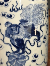 Een paar Chinese blauw-witte vazen met boeddhistische leeuwen, Kangxi merk, 19e eeuw