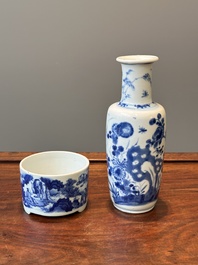 Vase de forme rouleau et un br&ucirc;le-parfum tripode en porcelaine de Chine en bleu et blanc, Kangxi
