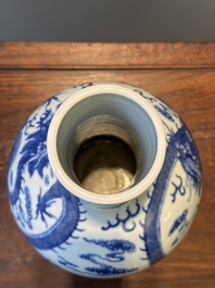 Vase de forme bouteille en porcelaine de Chine en bleu et blanc &agrave; d&eacute;cor de dragons, marque de Yongzheng, 19&egrave;me