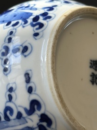 Th&eacute;i&egrave;re couverte en porcelaine de Chine en bleu et blanc &agrave; d&eacute;cor de huit immortels pour le march&eacute; thai, marque Yong Mao Yuan Ji 永茂源記, 19&egrave;me