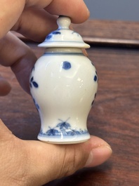 Four Chinese blue and white vases and a box with cover, all marked, 18/19th C.