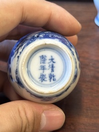 Four Chinese blue and white vases and a box with cover, all marked, 18/19th C.