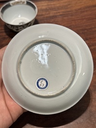Paire de tasses et soucoupes en porcelaine de Chine &agrave; d&eacute;cor de faisan en grisaille et dor&eacute;, Yongzheng
