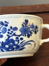 Bouteille de forme carr&eacute;e en porcelaine de Chine en bleu et blanc &agrave; d&eacute;cor des 'Longues Dames' et un bol couvert, Kangxi