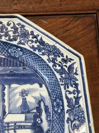 Une paire de plats de forme octogonale en porcelaine de Chine en bleu et blanc &agrave; d&eacute;cor de 'Xi Xiang Ji' et une paire de plats famille rose, Yongzheng