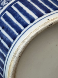 Une paire de pots et un vase en porcelaine de Chine en bleu et blanc, marque de Kangxi, 19&egrave;me