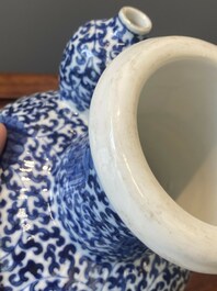 Paire de kendis en porcelaine de Chine bleu et blanc  &agrave; d&eacute;cor de rinceaux de lotus, 19&egrave;me