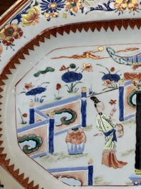 Une paire de plats de forme octogonale en porcelaine de Chine en bleu et blanc &agrave; d&eacute;cor de 'Xi Xiang Ji' et une paire de plats famille rose, Yongzheng