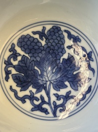 Bol en porcelaine de Chine en bleu et blanc &agrave; d&eacute;cor de raisins, marque de Jiajing, Shunzhi/Kangxi