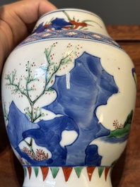 Vase en porcelaine de Chine wucai &agrave; d&eacute;cor figuratif et calligraphie, p&eacute;riode Transition