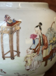 Th&eacute;i&egrave;re en porcelaine de Chine famille rose &agrave; d&eacute;cor dor&eacute;, Yongzheng