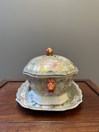 Soupi&egrave;re couverte sur son support en porcelaine de Chine famille rose de Canton &agrave; d&eacute;cor mandarin, Qianlong