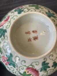 Une paire de bols en porcelaine de Chine famille rose et une assiette de style Dayazhai &agrave; d&eacute;cor de dragon, marque de Jiaqing, 19/20&egrave;me