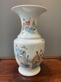 Vase en porcelaine de Chine famille rose &agrave; d&eacute;cor figuratif, marque de sceau ji 迹, Yongzheng
