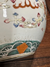 Paire de vases de forme bouteille en porcelaine de Chine famille rose &agrave; d&eacute;cor de dragons, Tongzhi/Guangxu