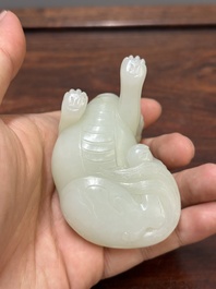 Belle sculpture en jade c&eacute;ladon repr&eacute;sentant une b&ecirc;te mythique, Chine, 17/18&egrave;me