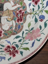 Paire de plats en porcelaine de Chine famille rose &agrave; d&eacute;cor de 'Hehe Erxian', Yongzheng/Qianlong