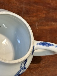 Een Chinese blauw-witte 'Lange Lijzen' theepot met deksel, Chenghua merk, Kangxi