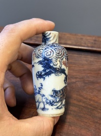 Zeven Chinese blauw-witte en koperrode snuifflessen, Yongle en Yongzheng merk, 19e eeuw