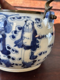 Een Chinese blauw-witte theepot met 'Acht Onsterfelijken' en bronzen monturen voor de Thaise markt, Yong Mao Yuan Ji 永茂源記 merk, 19e eeuw