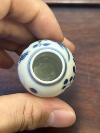 Quatre vases et une bo&icirc;te couverte en porcelaine de Chine en bleu et blanc, tous marqu&eacute;s, 18/19&egrave;me