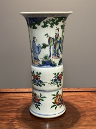 Vase de forme 'gu' en porcelaine de Chine wucai &agrave; d&eacute;cor figuratif, &eacute;poque Transition