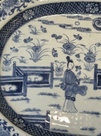 Une paire de plats de forme octogonale en porcelaine de Chine en bleu et blanc &agrave; d&eacute;cor de 'Xi Xiang Ji' et une paire de plats famille rose, Yongzheng