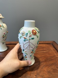 Une paire de vases couverts et une assiette en porcelaine de Chine famille rose &agrave; d&eacute;cor floral en relief, Yongzheng