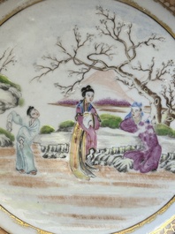 Een Chinese Canton famille rose dekselkom en bijbehorend bord, 19e eeuw