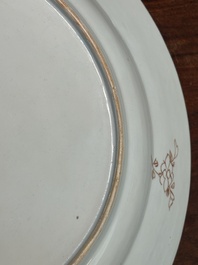 Paire de plats en porcelaine de Chine famille rose &agrave; d&eacute;cor de 'Hehe Erxian', Yongzheng/Qianlong