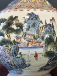 Een Chinese famille rose vaas met een bergachtig landschap, Qianlong merk, Republiek