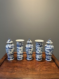 Een Chinees blauw-wit kaststel van vijf vazen met landschapsdecor, 19e eeuw