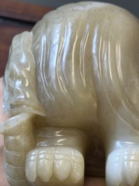 Een paar Chinese witte en roodbruine jade sculpturen van een olifant, Qianlong