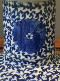 Paire de kendis en porcelaine de Chine bleu et blanc  &agrave; d&eacute;cor de rinceaux de lotus, 19&egrave;me