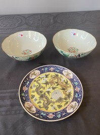 Une paire de bols en porcelaine de Chine famille rose et une assiette de style Dayazhai &agrave; d&eacute;cor de dragon, marque de Jiaqing, 19/20&egrave;me