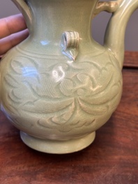 Een Chinese Longquan celadon wijnkan met anhua decor, Yuan/Ming