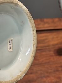 Deux verseuses couvertes en porcelaine de Chine en bleu et blanc &agrave; d&eacute;cor floral, Yongzheng/Qianlong