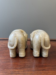 Paire de sculptures d'&eacute;l&eacute;phants en jade blanc et rouille, Chine, Qianlong