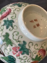 Une paire de bols en porcelaine de Chine famille rose et une assiette de style Dayazhai &agrave; d&eacute;cor de dragon, marque de Jiaqing, 19/20&egrave;me