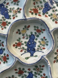 Assiette &agrave; mendiants en porcelaine de Chine wucai &agrave; d&eacute;cor floral, Wanli