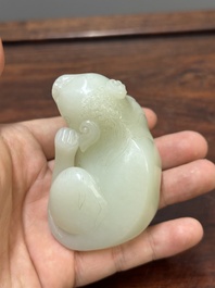 Belle sculpture en jade c&eacute;ladon repr&eacute;sentant une b&ecirc;te mythique, Chine, 17/18&egrave;me