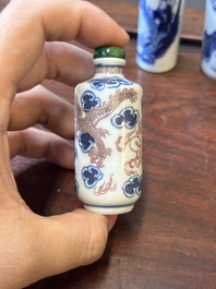 Zeven Chinese blauw-witte en koperrode snuifflessen, Yongle en Yongzheng merk, 19e eeuw