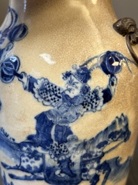Trois vases en porcelaine de Chine en bleu et blanc dit 'de Nankin' &agrave; &eacute;mail craquel&eacute;, marque de Chenghua, 19&egrave;me