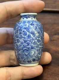 Four Chinese blue and white vases and a box with cover, all marked, 18/19th C.